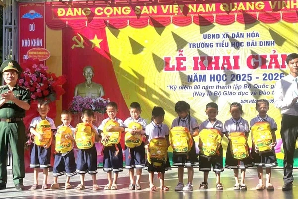 Đại diện Ban Chỉ huy Đồn Biên phòng cửa khẩu quốc tế Cha Lo, tỉnh Quảng Trị tặng quà cho học sinh trường tiểu học Bãi Dinh trong ngày khai giảng năm học mới.