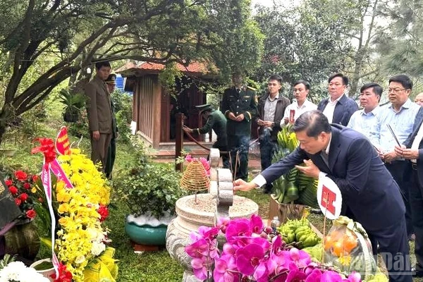 Chủ tịch Ủy ban nhân dân tỉnh Quảng Trị Lê Hồng Vinh dâng hương lên mộ Đại tướng Võ Nguyên Giáp.