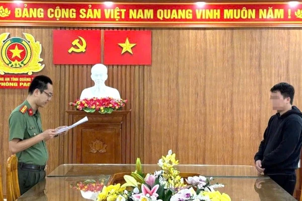 Đại diện Phòng An ninh chính trị nội bộ Công an tỉnh công bố quyết định xử phạt hành chính đối tượng vi phạm (Ảnh: CAQT)