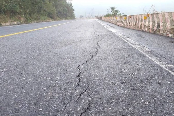 Vết nứt dọc theo mặt đường trên Quốc lộ 1 đoạn qua đèo Ngang, nối 2 tỉnh Quảng Trị và Hà Tĩnh.