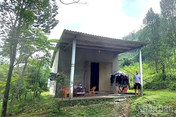 Một nhà dân ở thôn Rục, Tiến Hóa, xã Hồng Hóa cũ, nay là xã Minh Hóa, tỉnh Quảng Trị có nguy cơ bị sạt lở khi quả đồi phía sau xuất hiện vết nứt.