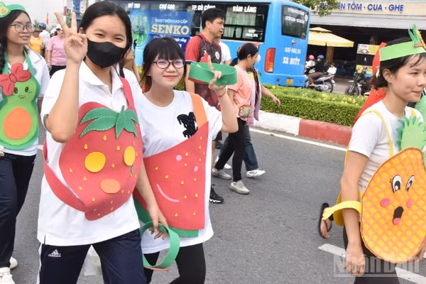 Thanh niên mang trang phục các loại trái cây chạy bộ đồng hành cùng lễ hội.