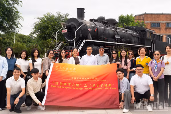 Đoàn thanh niên Việt-Trung chụp ảnh lưu niệm tại Khu trưng bày lịch sử công nghiệp 1958 Tam Minh, tỉnh Phúc Kiến, Trung Quốc.