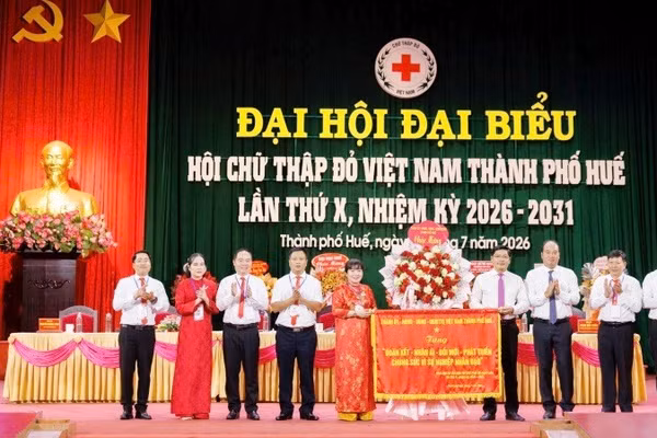Thành ủy, Hội đồng nhân dân, Ủy ban nhân dân và Ủy ban Mặt trận Tổ quốc Việt Nam thành phố đã trao tặng Đại hội bức trướng mang dòng chữ: "Đoàn kết-Nhân ái-Đổi mới-Phát triển-Chung sức vì sự nghiệp nhân đạo".