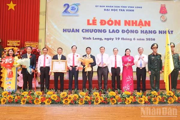 Thừa ủy quyền Chủ tịch nước, lãnh đạo Tỉnh ủy Vĩnh Long trao tặng Huân chương Lao động hạng Nhất cho Đại học Trà Vinh.