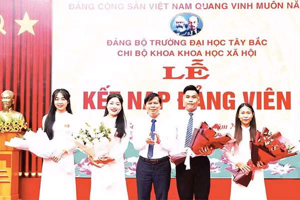 Lãnh đạo Đảng ủy các cơ quan Đảng tỉnh Sơn La tặng hoa chúc mừng các đảng viên. (Ảnh TRẦN HIỀN)