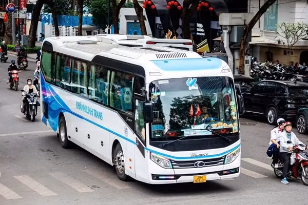 Xe kinh doanh vận tải hành khách theo hợp đồng hoạt động tại Hà Nội. 