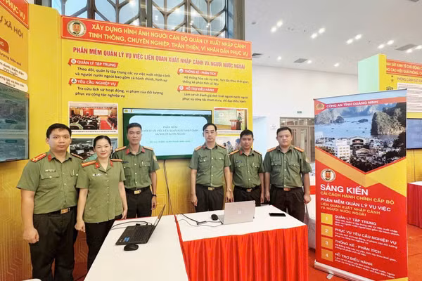 Trưng bày giới thiệu Phần mềm "Quản lý vụ việc liên quan xuất nhập cảnh và người nước ngoài” tại Hội nghị Chuyển đổi số lần thứ tư trong lực lượng Công an nhân dân.