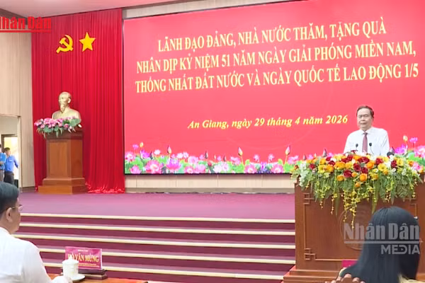 [Video] Chủ tịch Quốc hội trao quà tại An Giang