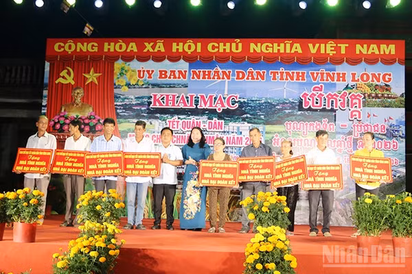Hộ nghèo, cận nghèo xã Trà Côn, tỉnh Vĩnh Long được trao nhà đại đoàn kết.