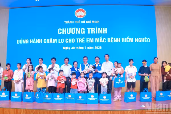 Lãnh đạo Thành ủy Thành phố Hồ Chí Minh trao quà cho bệnh nhi đang điều trị bệnh hiểm nghèo tại Bệnh viện Nhi đồng 1. 