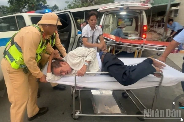 Cảnh sát giao thông đưa người bệnh đi cấp cứu kịp thời.