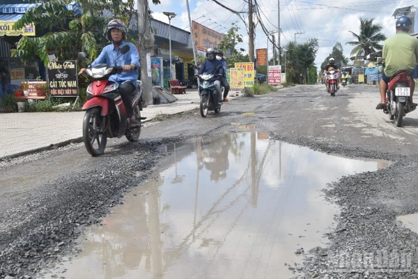 Nhiều tuyến đường ở tỉnh Đồng Tháp xuống cấp cần phải sửa chữa khẩn cấp nhằm phục vụ nhân dân đi lại.
