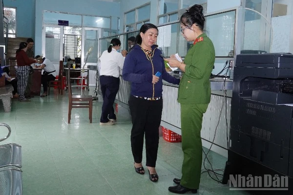 Công an phường Trung An (tỉnh Đồng Tháp) hướng dẫn người dân thực hiện thủ tục hành chính. (Ảnh: DUY PHƯƠNG)