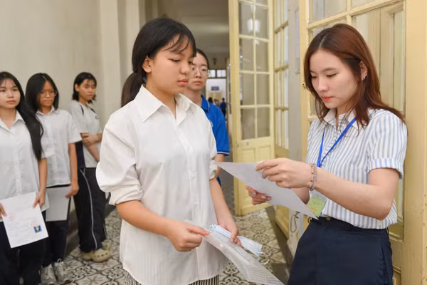 Giám thị tại điểm thi Trường trung học phổ thông Trần Phú-Hoàn Kiếm gọi thí sinh vào phòng thi.