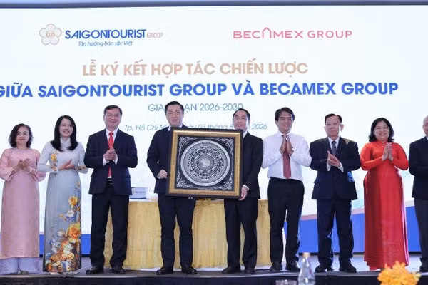 Ký kết Thỏa thuận Hợp tác chiến lược toàn diện giữa Becamex Group và Saigontourist Group. (Ảnh: HẠ LONG)