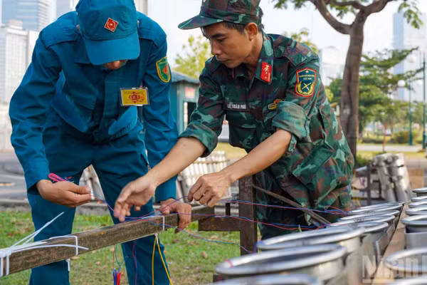 [Ảnh] Trận địa pháo hoa trước giờ bừng sáng đêm 30/4 tại Thành phố Hồ Chí Minh