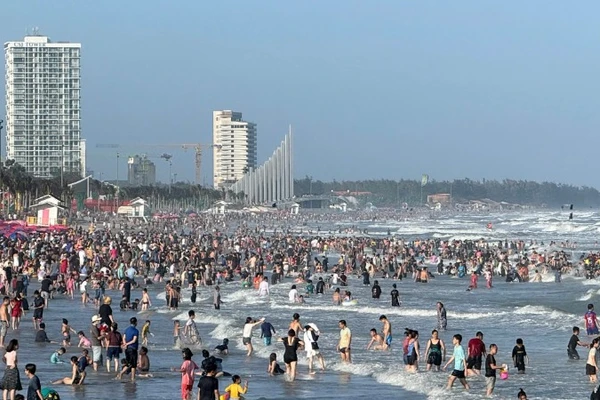 Du khách tắm biển bãi Sau, Thành phố Hồ Chí Minh chiều 18/2. 