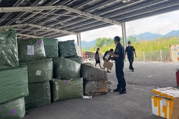 Lực lượng hải quan kiểm tra lô hàng quá cảnh có dấu hiệu vi phạm quyền sở hữu trí tuệ tại khu vực cửa khẩu. (Ảnh: CHQ)