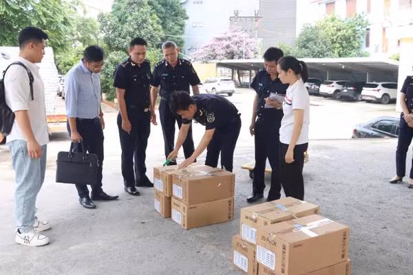 Lực lượng Hải quan kiểm tra lô hàng ổ cứng nhập khẩu có dấu hiệu xâm phạm quyền sở hữu trí tuệ tại Bắc Ninh. (Ảnh: CHQ) 
