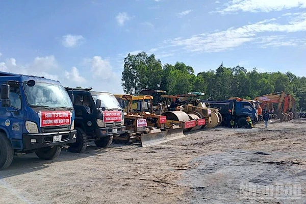 Thiết bị, máy móc tập kết cho việc thi công công trình thuộc Dự án đường vành đai trong và vành đai ngoài tại Cà Mau.