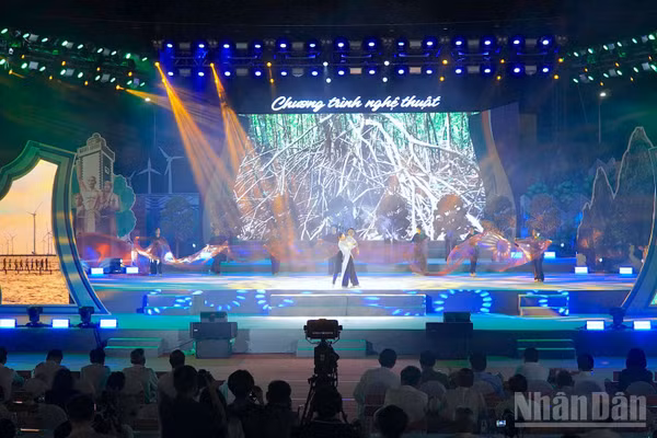 Chương trình nghệ thuật tại buổi lễ kỷ niệm. 