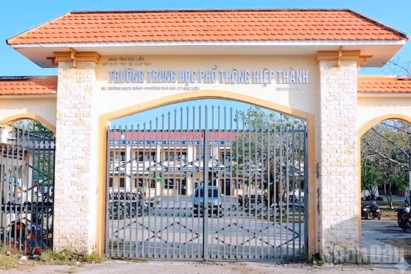 Trường trung học phổ thông Hiệp Thành (phường Hiệp Thành, tỉnh Cà Mau), nơi có nhiều cá nhân bị đề nghị kiểm điểm vì sai phạm đến hợp đồng thỉnh giảng.