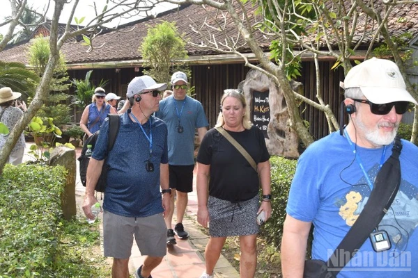Du khách nước ngoài đến tham quan nhà cổ ông Kiệt vào ngày 2/12/2025.