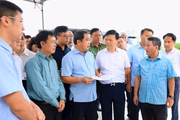 Đồng chí Trần Đức Thắng kiểm tra dự án Xây dựng tuyến đường kết nối đường Pháp Vân-Cầu Giẽ với đường Vành đai 3. (Ảnh: Thái Quang).