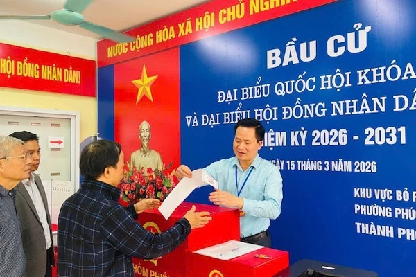 Lãnh đạo phường Phúc Lợi kiểm tra cơ sở vật chất tại các khu vực bỏ phiếu trên địa bàn. 