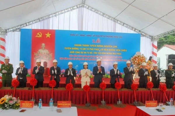 Các đại biểu thực hiện nghi thức khởi công dự án "Tu bổ, tôn tạo di tích lịch sử đình Ngoài Mai Phúc".