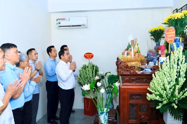 Bí thư Thành ủy Hà Nội Trần Đức Thắng dâng hương tưởng nhớ đồng chí Lê Quang Đạo.