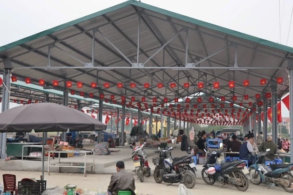 Chợ Nâu (mới) được xã Tam Hưng bố trí, xây dựng khang trang hơn.