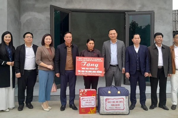 Lãnh đạo phường Long Biên và xã Đông Cuông trao tặng số tiền 50 triệu đồng để xây nhà mới cho gia đình chị Hà Thị Nga.