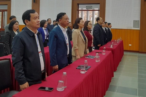 Đội ngũ cán bộ phường Long Biên thực hiện nghi thức chào cờ và sinh hoạt dưới cờ.