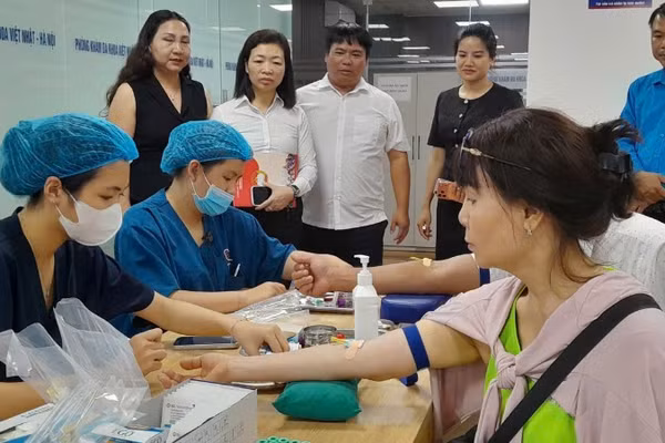 Người lao động được tổ chức khám bệnh, làm các xét nghiệm.