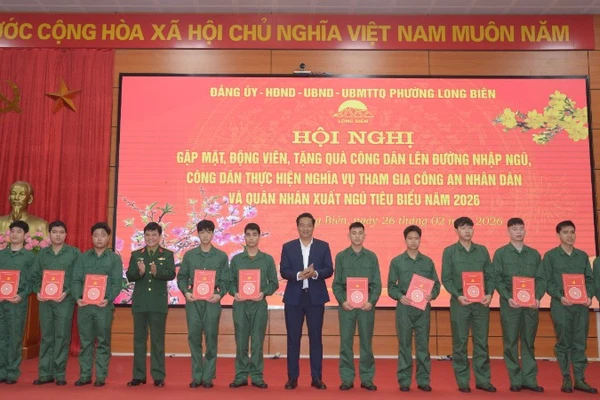 Lãnh đạo phường Long Biên tặng sổ tiết kiệm cho các tân binh. (ảnh: Minh Phúc).