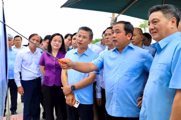 Đồng chí Trần Đức Thắng kiểm tra thực địa tại Quốc lộ 21B đoạn qua xã Thanh Oai, Hà Nội.