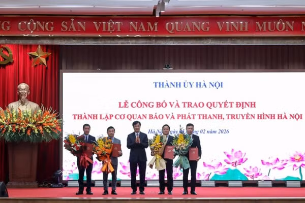 Bí thư Thành ủy Hà Nội trao Quyết định cho các đồng chí lãnh đạo cơ quan Báo và phát thanh, truyền hình Hà Nội. (Ảnh: VŨ QUANG)