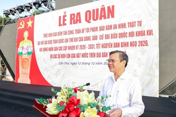 Chủ tịch Ủy ban nhân dân thành phố Trương Cảnh Tuyên phát biểu giao nhiệm vụ tại lễ ra quân.