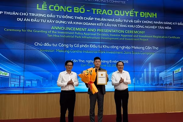 Lãnh đạo Cần Thơ trao chủ trương đầu tư khu công nghiệp cho nhà đầu tư.