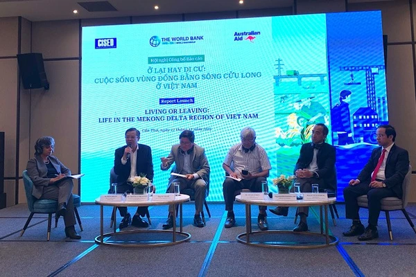 Các đại biểu thảo luận tại hội nghị.