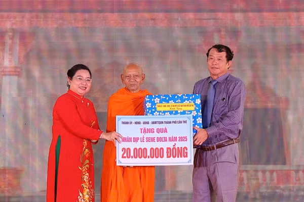 Lãnh đạo thành phố Cần Thơ tặng quà Học viện Phật giáo Nam tông Khmer tại Cần Thơ.