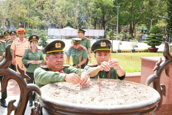 Cán bộ, chiến sĩ Công an thành phố Cần Thơ dâng hương tại Nghĩa trang Liệt sĩ Hàng Dương.
