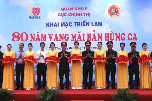 Lãnh đạo Quân khu 9 cắt băng khai mạc triển lãm.