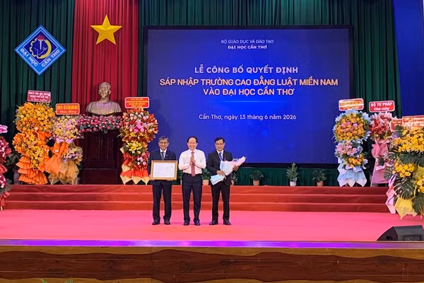 Phó Thủ tướng Lê Tiến Châu trao Quyết định sáp nhập trường cho lãnh đạo Đại học Cần Thơ.
