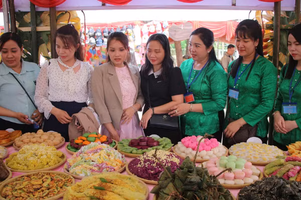 Du khách trải nghiệm các loại bánh dân gian tại ngày hội.