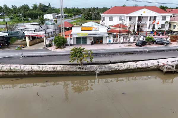Đoạn sạt lở bờ kênh trước Ủy ban nhân dân xã Đại Hải gây thiệt hại lớn.