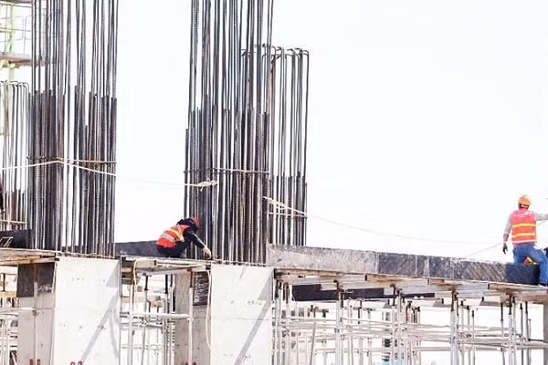 Công nhân làm việc dưới thời tiết khắc nghiệt trên công trường xây dựng. (Ảnh: QUÁCH DU)