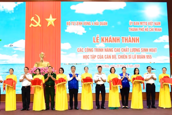 Các đại biểu tại lễ khánh thành các công trình. (Ảnh: MINH PHƯƠNG)